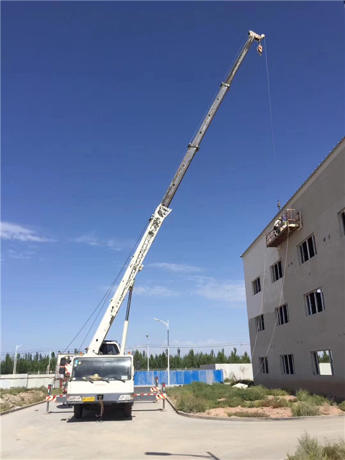 新源县“轻装强干”—— 吊车的 “轻量化臂架” 技术